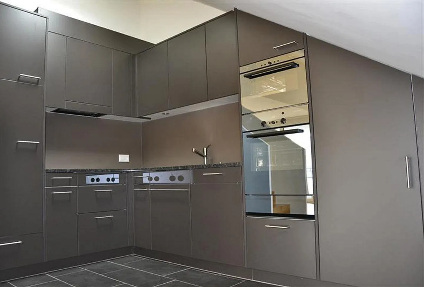 Moderne 3.5-Zimmer-Maisonette-Wohnung in Mettmenstetten zu vermieten - Foto 2 di 11