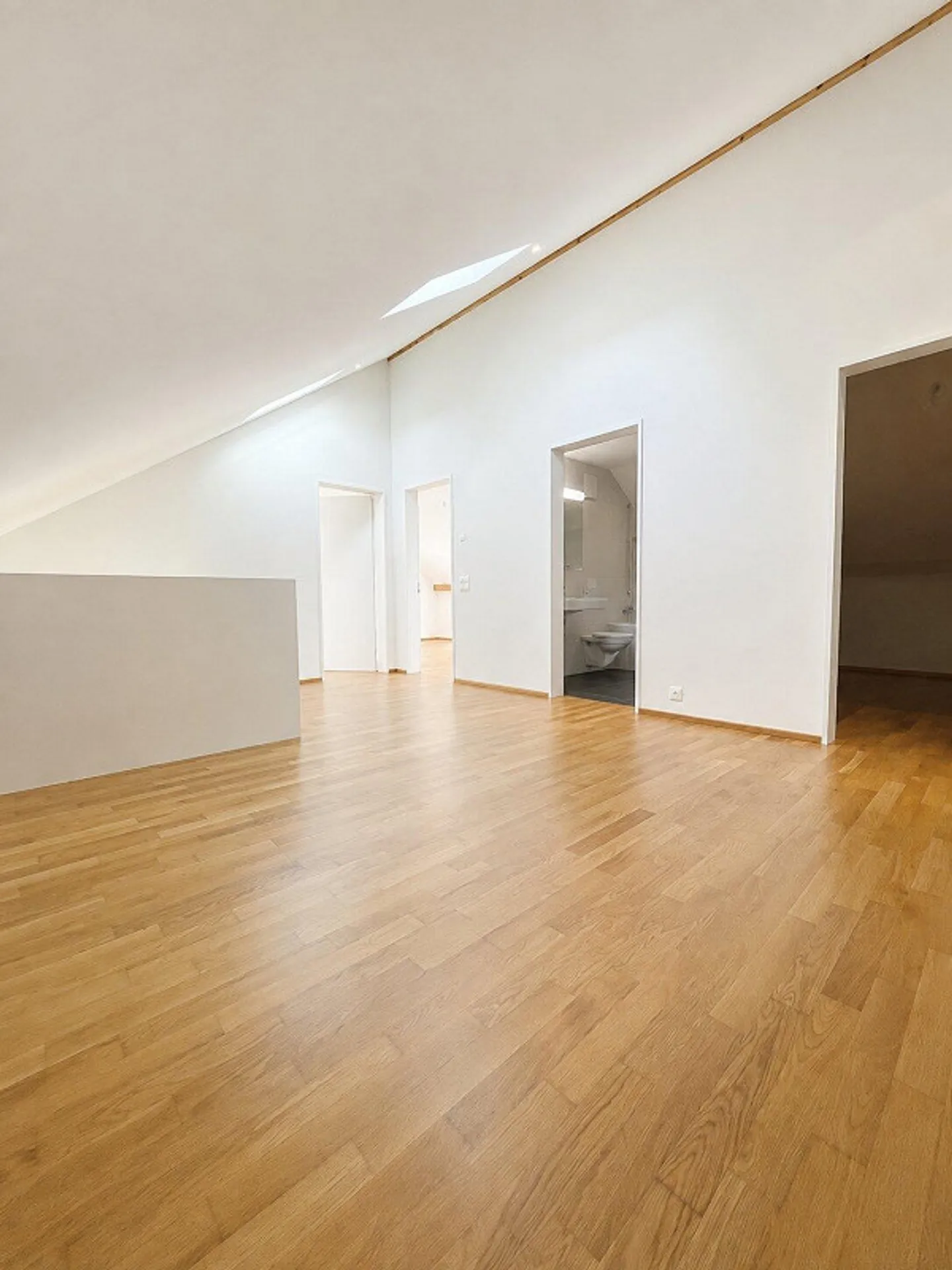 Moderne 3.5-Zimmer-Maisonette-Wohnung in Mettmenstetten zu vermieten - Foto 8 di 11