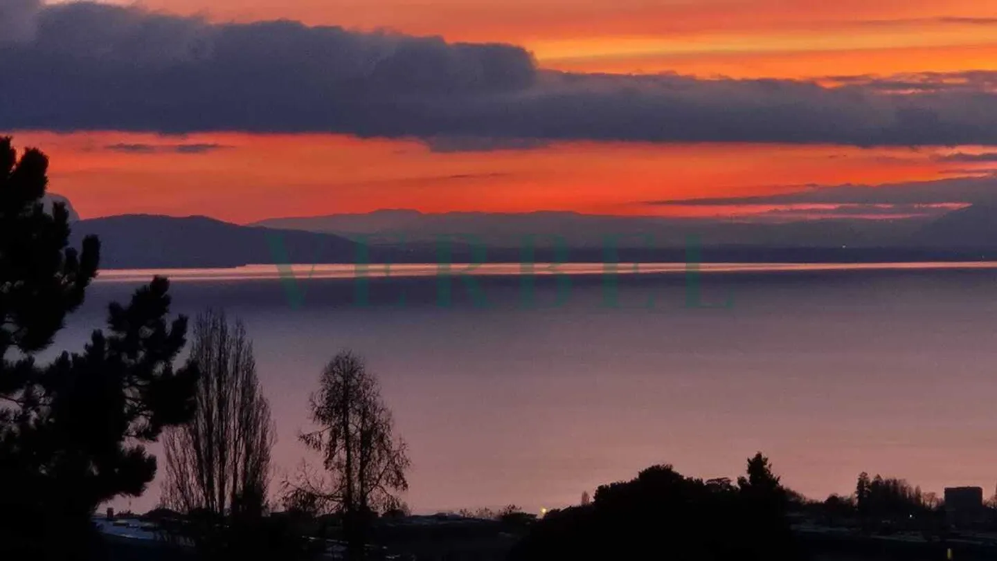 Appartamento con esposizione a sud e vista mozzafiato sulla città e sul lago - Foto 1 di 6