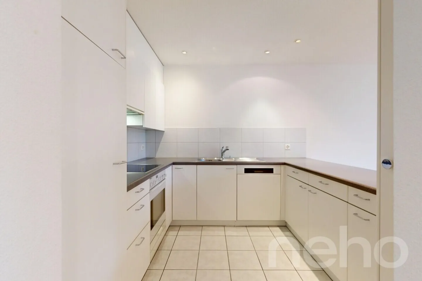 Bright 3.5 Room Apartment with Balcony and Underground Garage in Lupfig AG - Photo 5 of 12