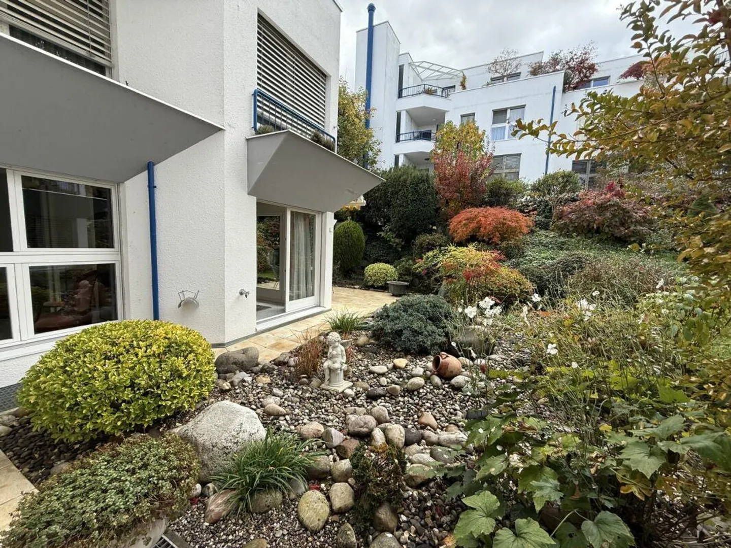 SUPER EMPLACEMENT - SUPERBE APPARTEMENT - INTÉRIEUR DE HAUTE QUALITÉ - JARDIN DE RÊVE - Photo 2 sur 13