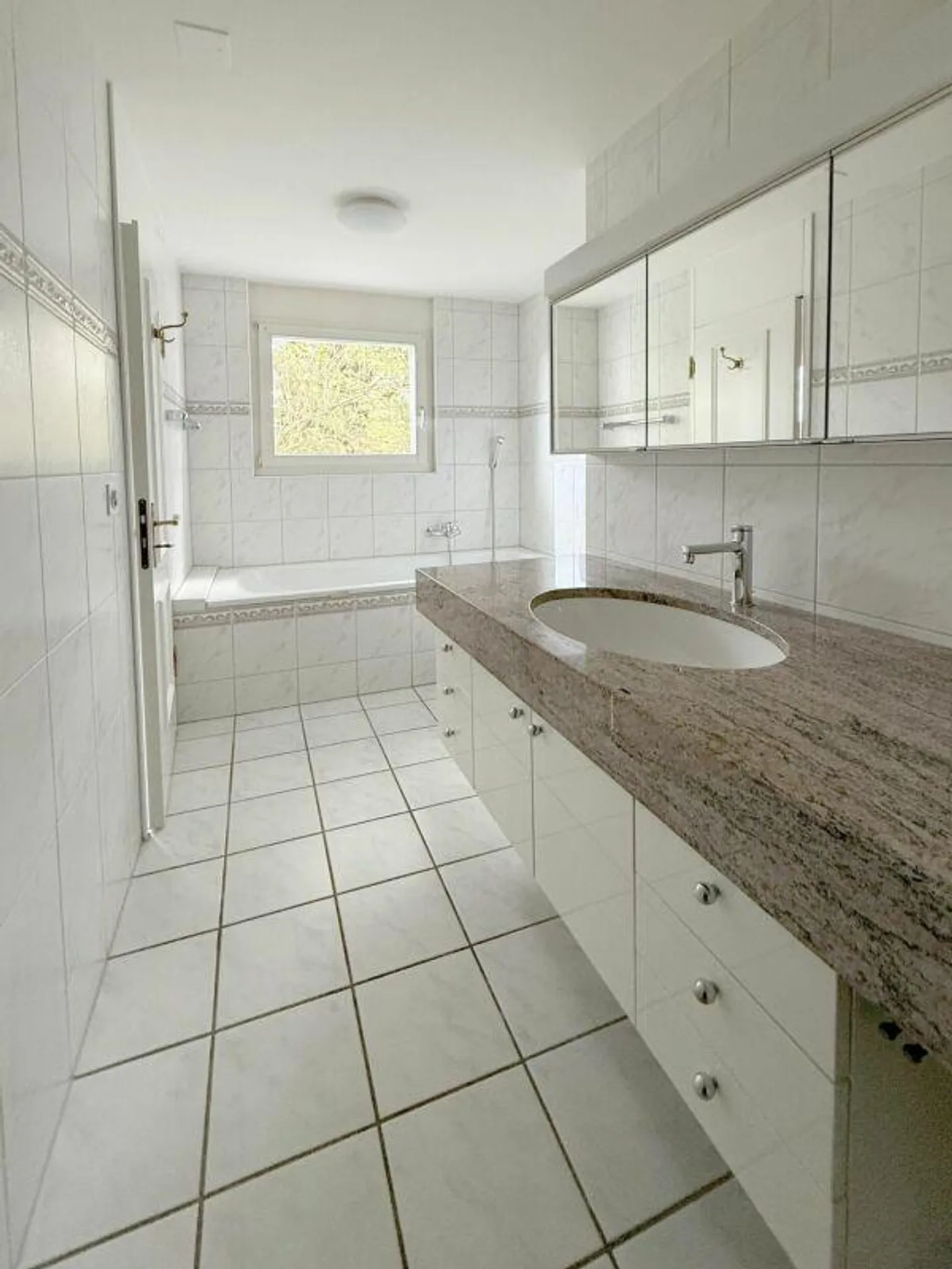 SUPER EMPLACEMENT - SUPERBE APPARTEMENT - INTÉRIEUR DE HAUTE QUALITÉ - JARDIN DE RÊVE - Photo 10 sur 13