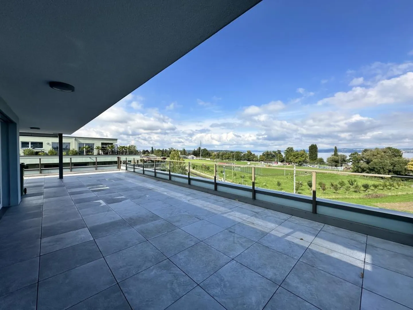 Moderno appartamento attico di 3,5 locali con grande terrazza e vista lago - Foto 1 di 12