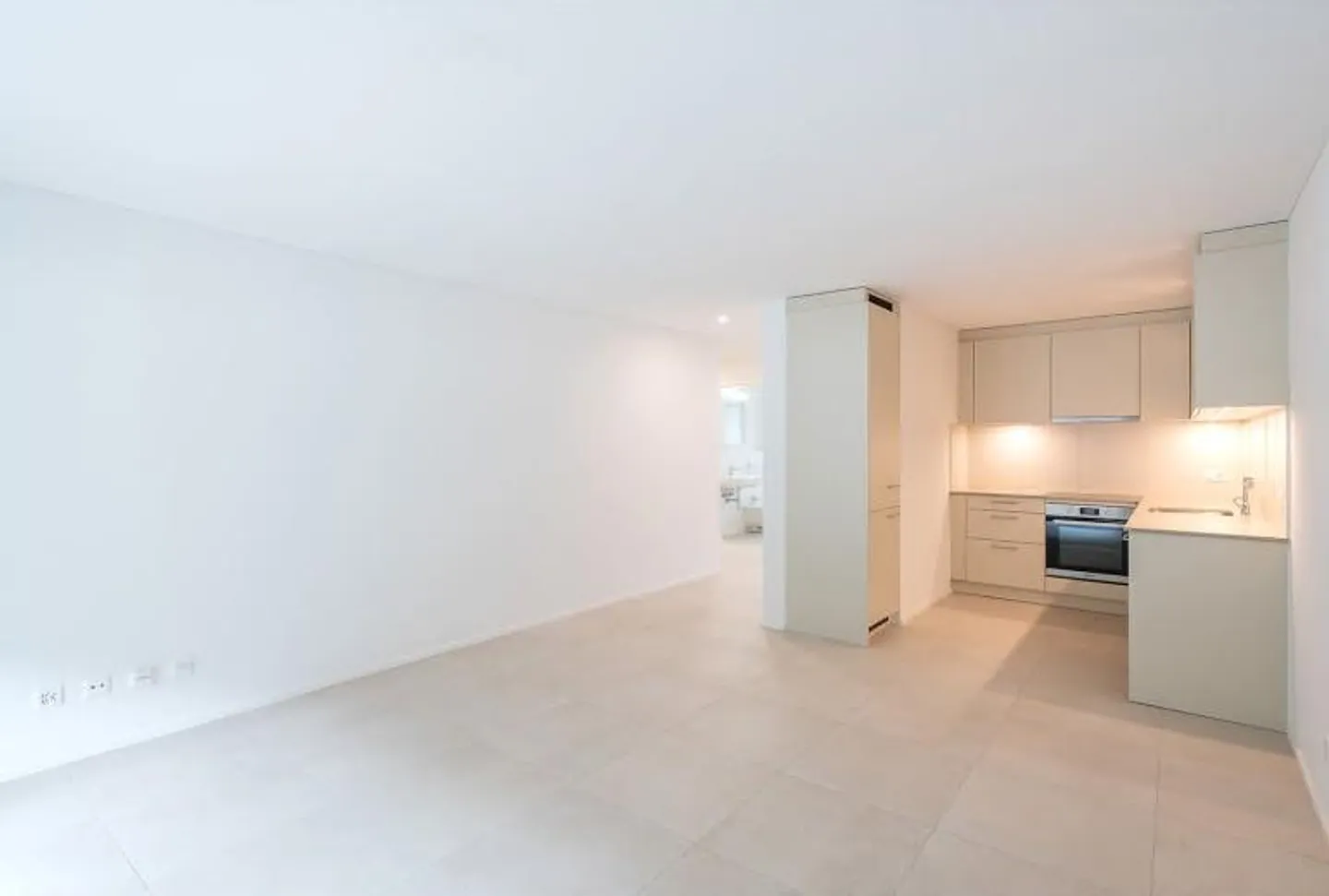 Spacious 2.5 rooms in the green with 1 free net rent!! - Photo 2 of 3
