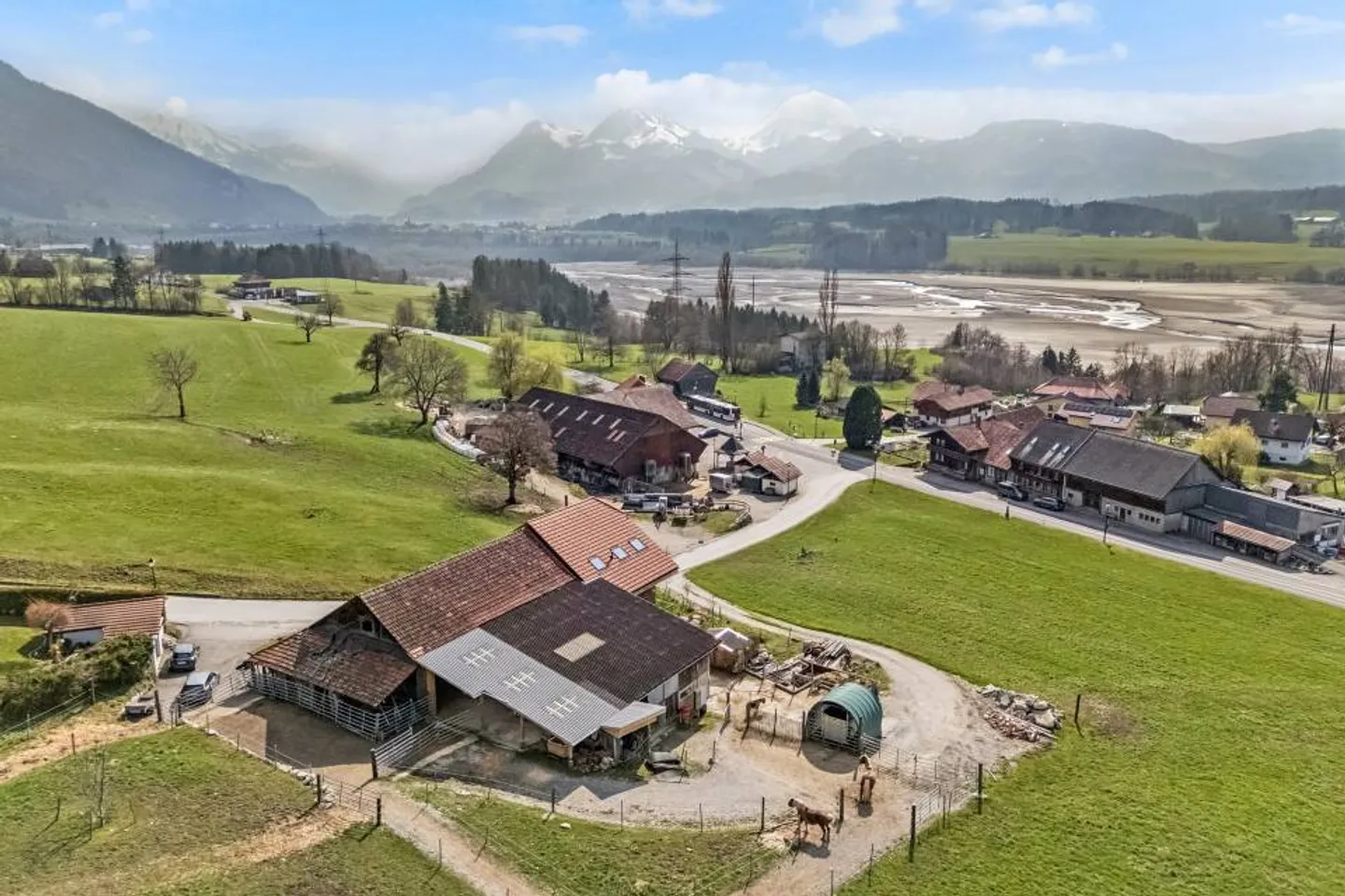 Land for construction of 2,198m2 with renovated farm - Photo 1 of 8