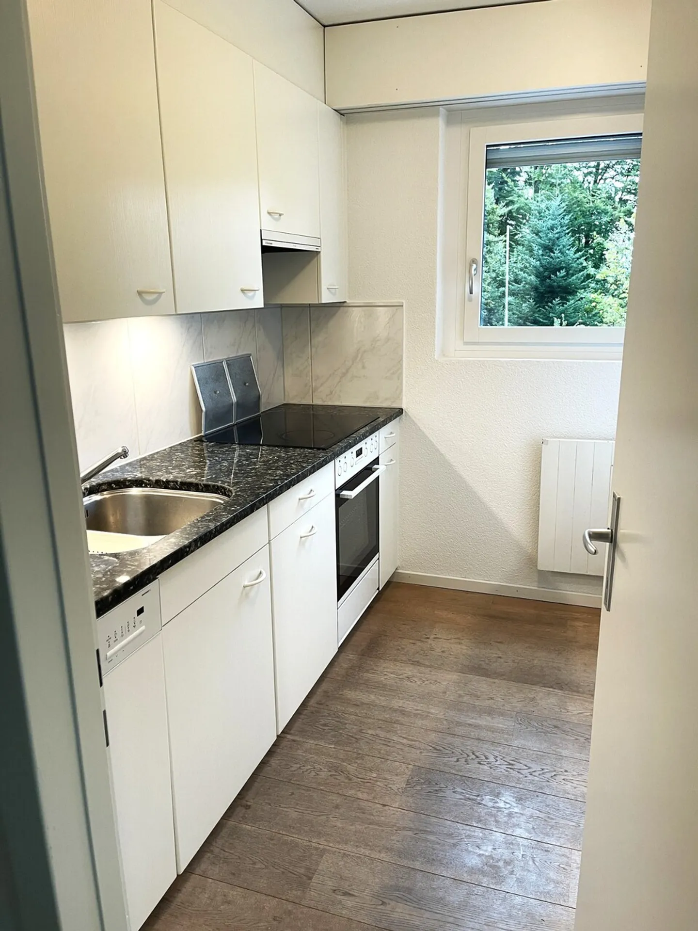 Moderne 4.5 Zimmerwohnung im 2. OG zu vermieten - Foto 4 von 11