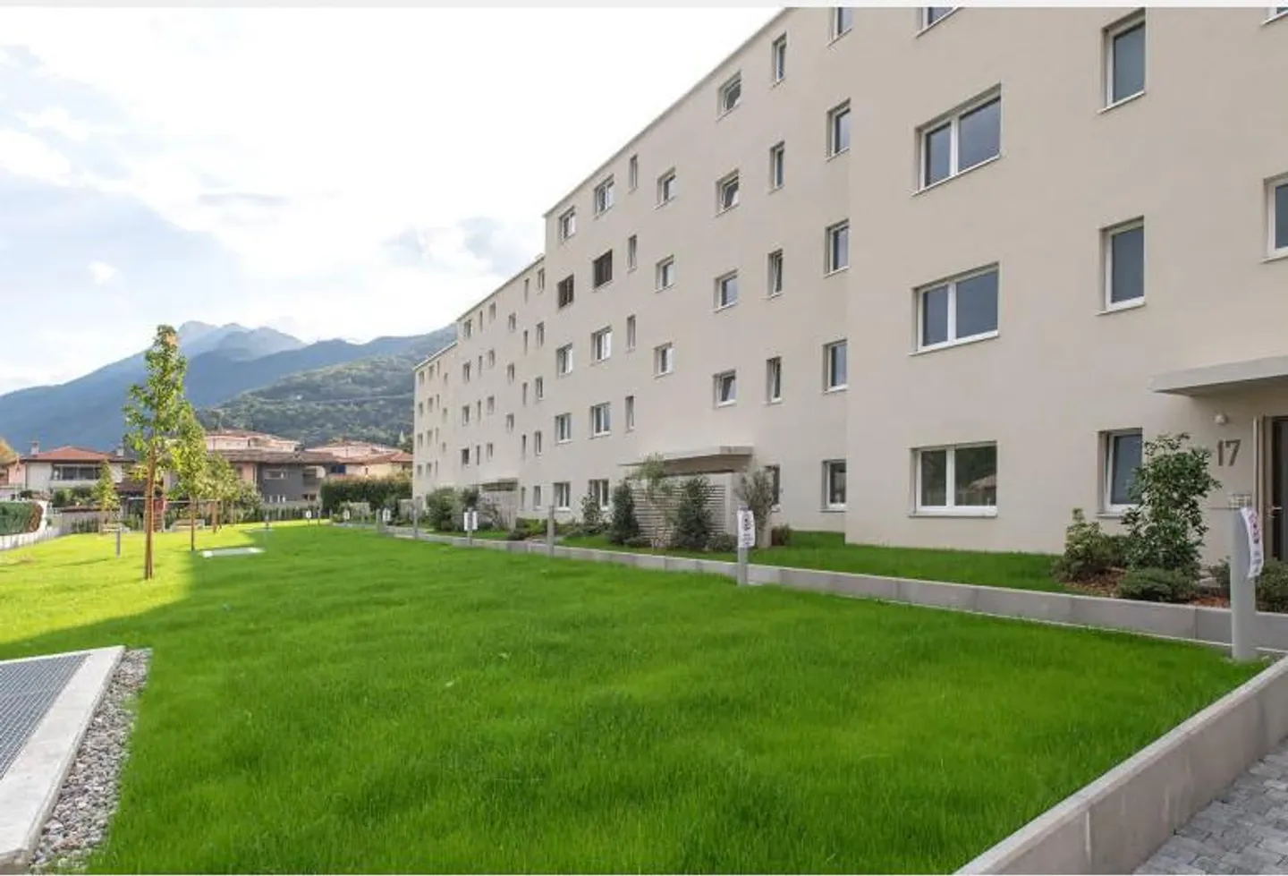 Spacious 2.5 rooms in the green with 1 free net rent!! - Photo 1 of 3