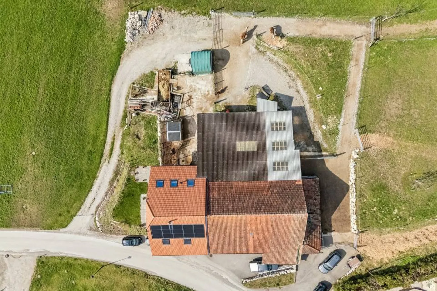 Land for construction of 2,198m2 with renovated farm - Photo 3 of 8