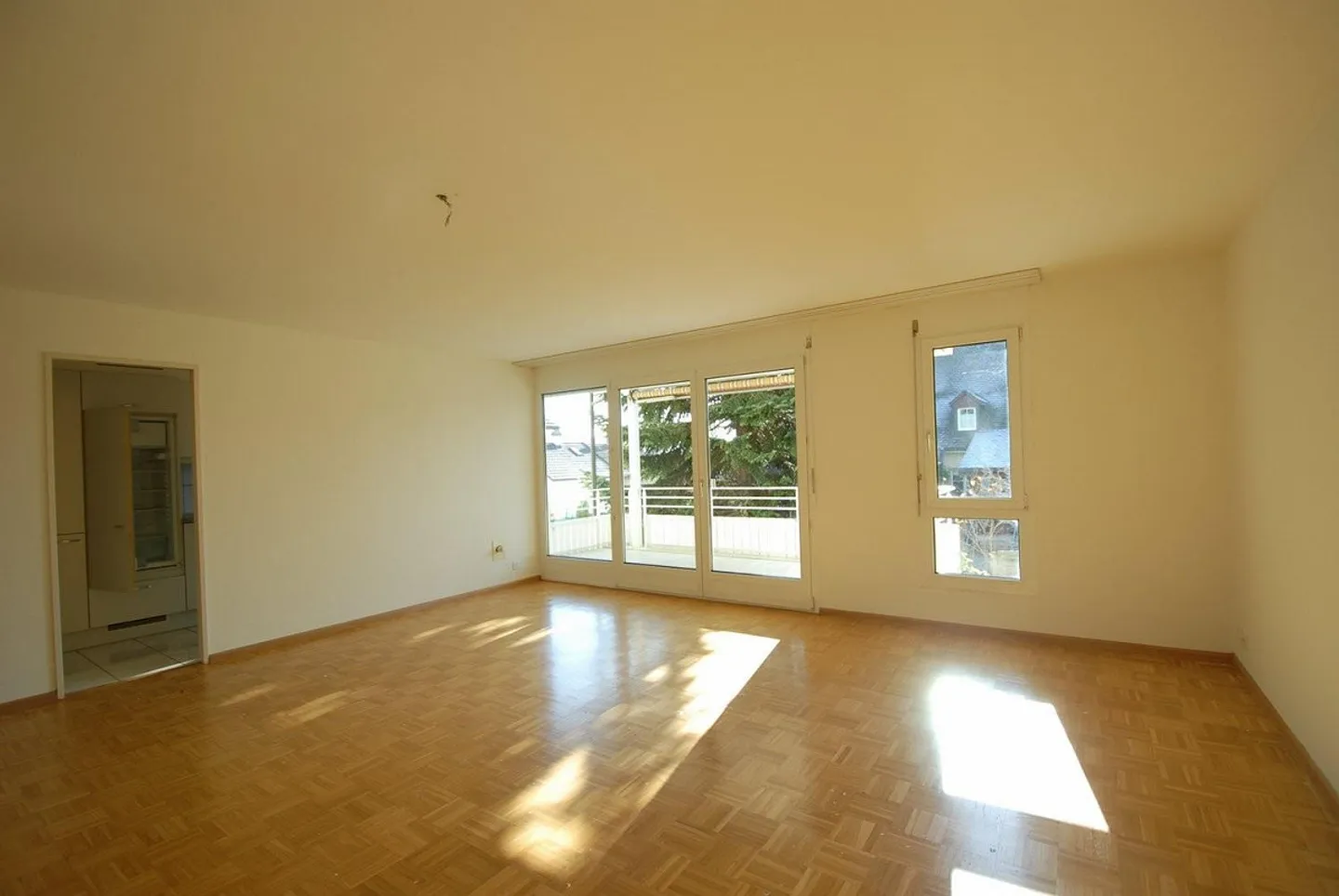 In una posizione soleggiata e tranquilla vicino al centro del villaggio di Oberwil - Foto 6 di 11