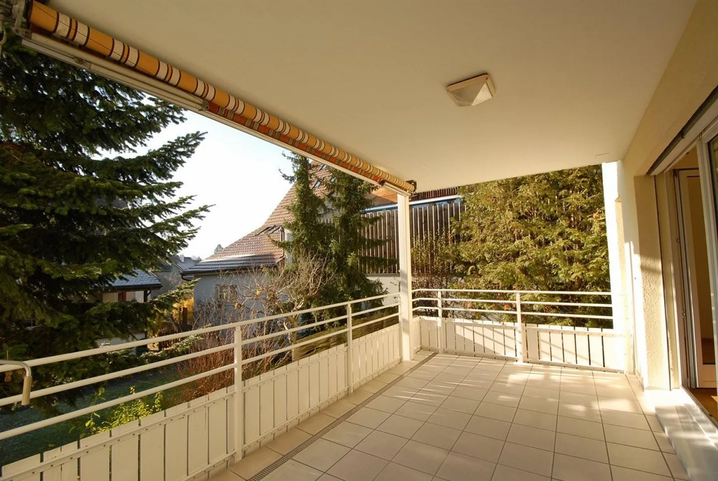 In una posizione soleggiata e tranquilla vicino al centro del villaggio di Oberwil - Foto 5 di 11