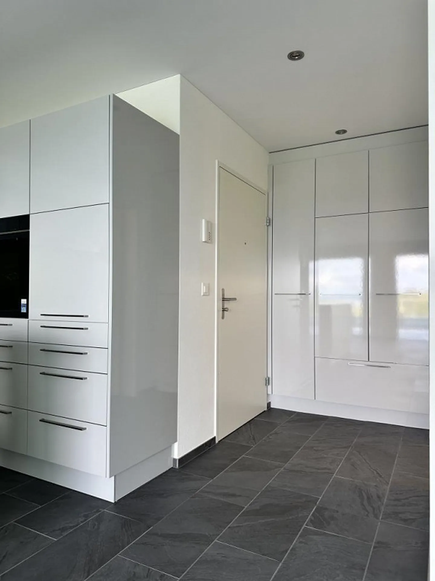 Moderno appartamento attico di 3,5 locali con grande terrazza e vista lago - Foto 2 di 12