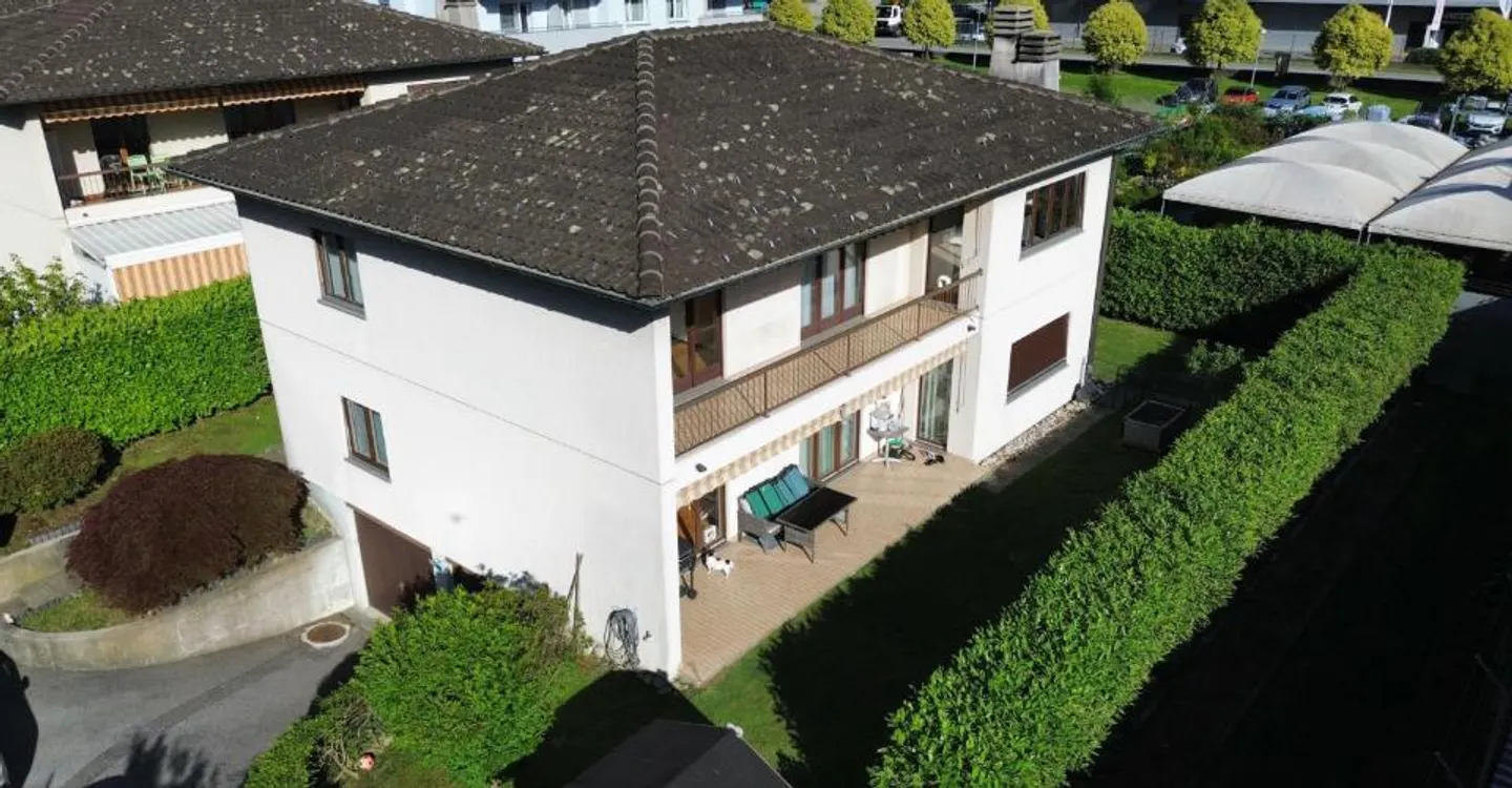 Appartamento di 4,5 locali con box auto in una casa bifamiliare - Foto 1 di 13