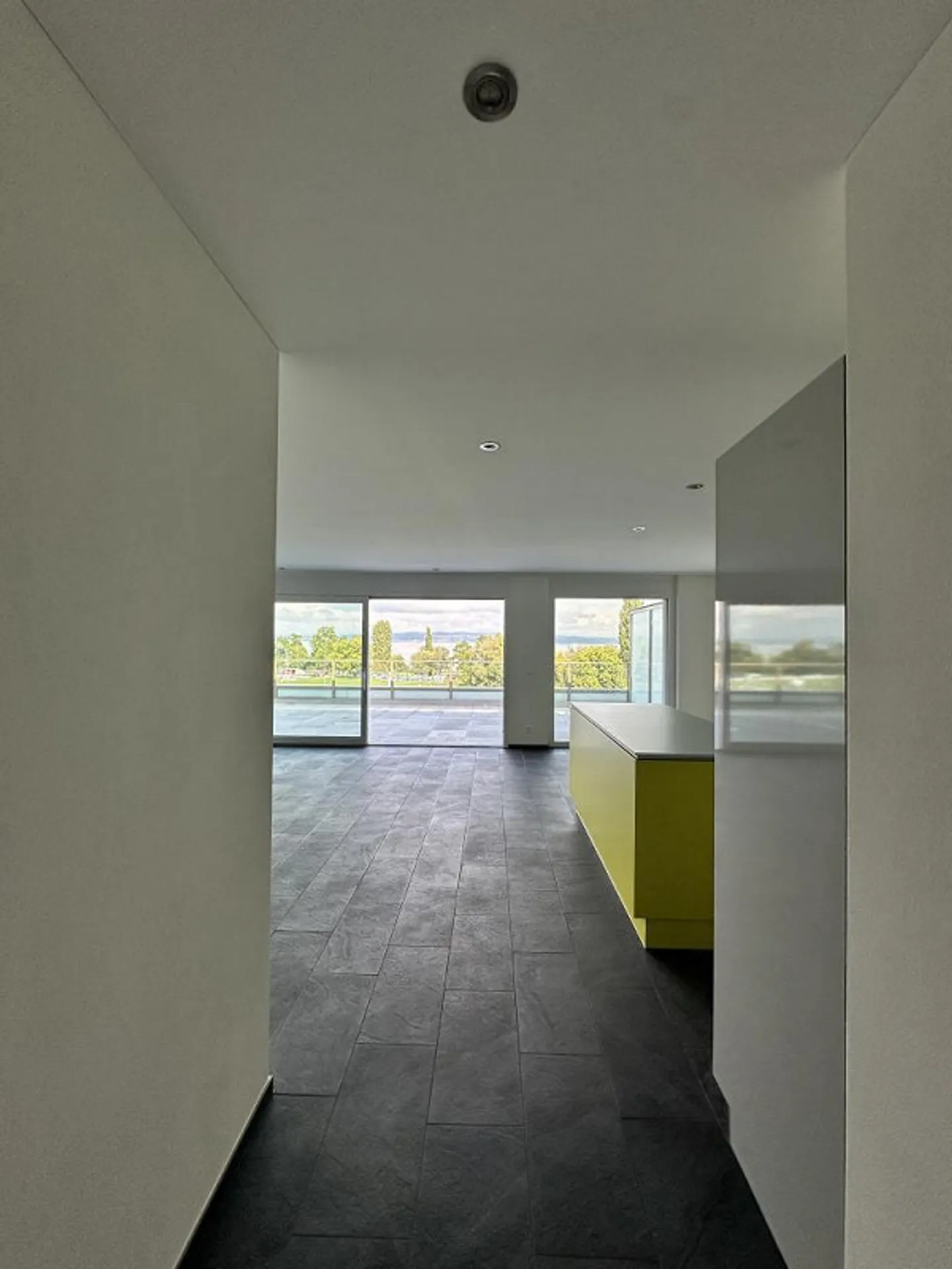 Moderno appartamento attico di 3,5 locali con grande terrazza e vista lago - Foto 3 di 12
