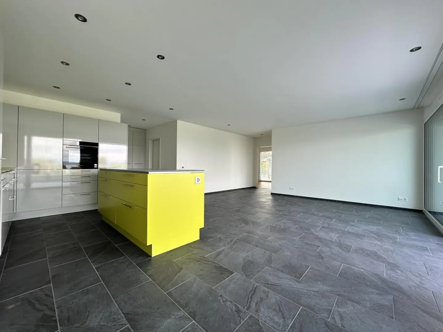 Moderno appartamento attico di 3,5 locali con grande terrazza e vista lago - Foto 4 di 12