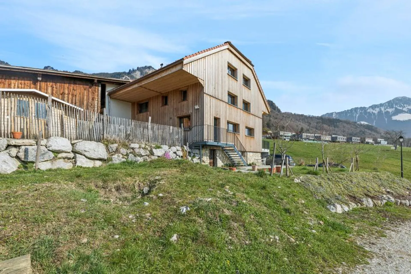 Land for construction of 2,198m2 with renovated farm - Photo 8 of 8