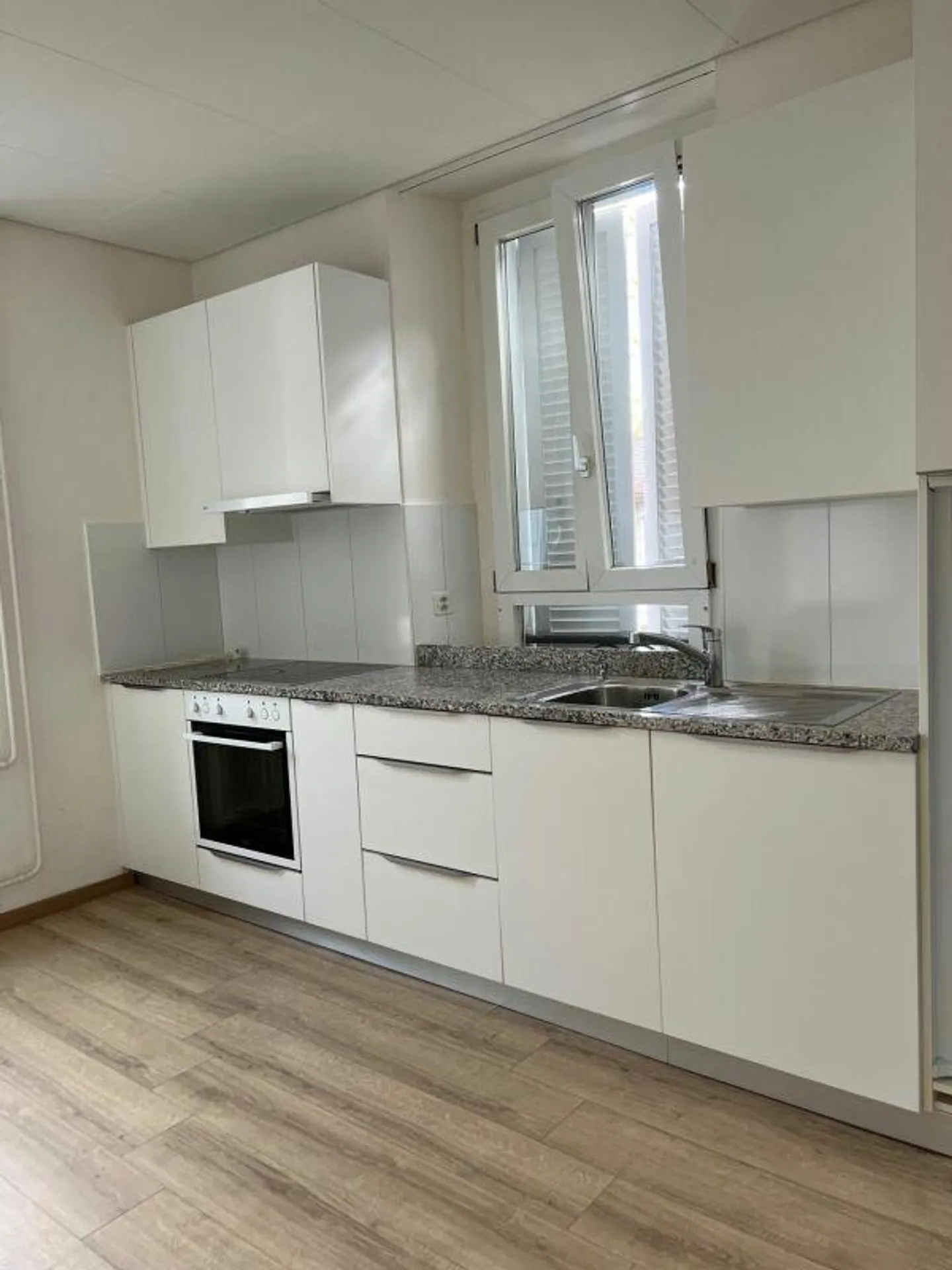 AMPIO 2.5 LOCALI IN ZONA CENTRALE - Photo 2 of 6