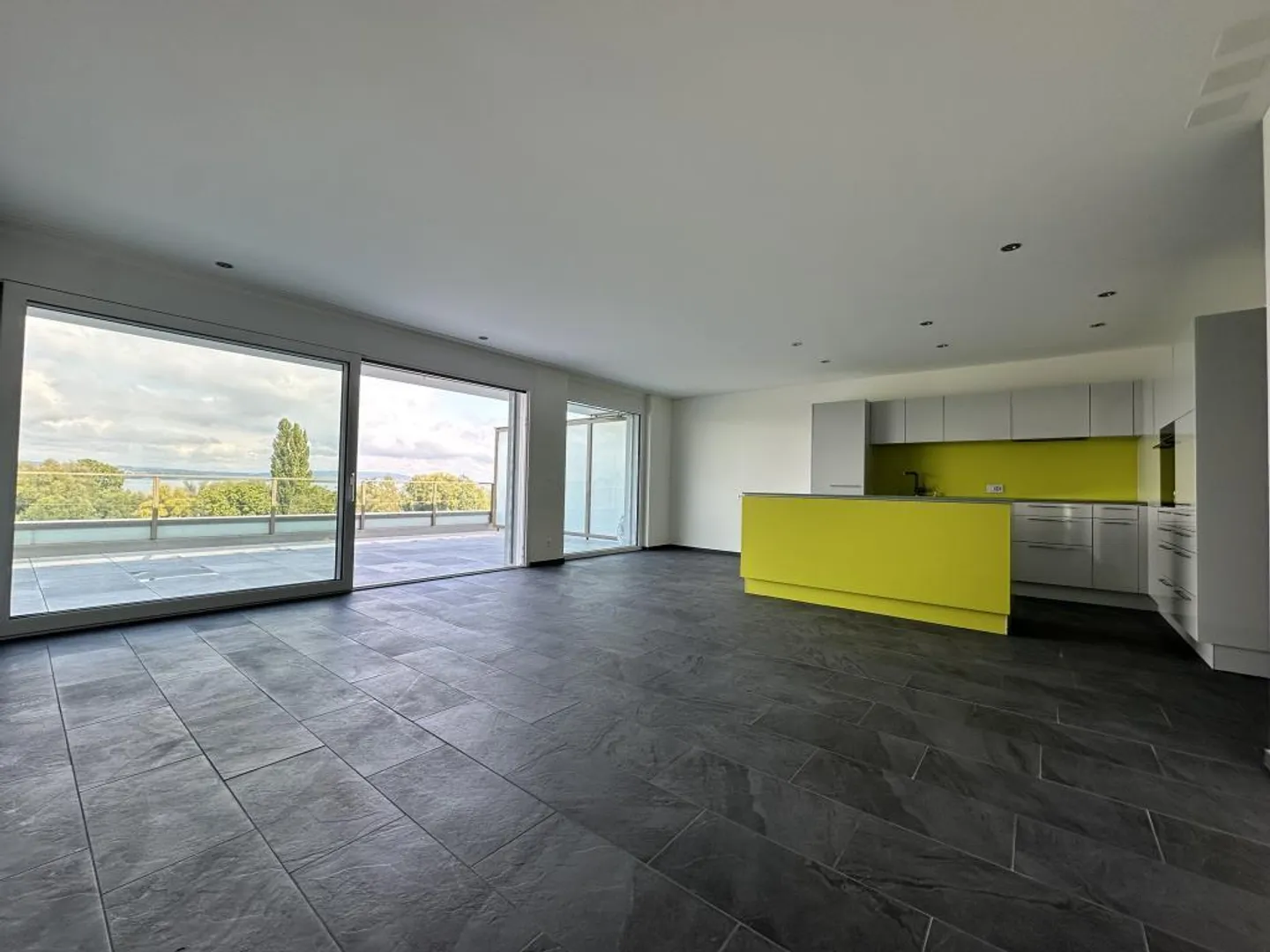 Moderno appartamento attico di 3,5 locali con grande terrazza e vista lago - Foto 5 di 12