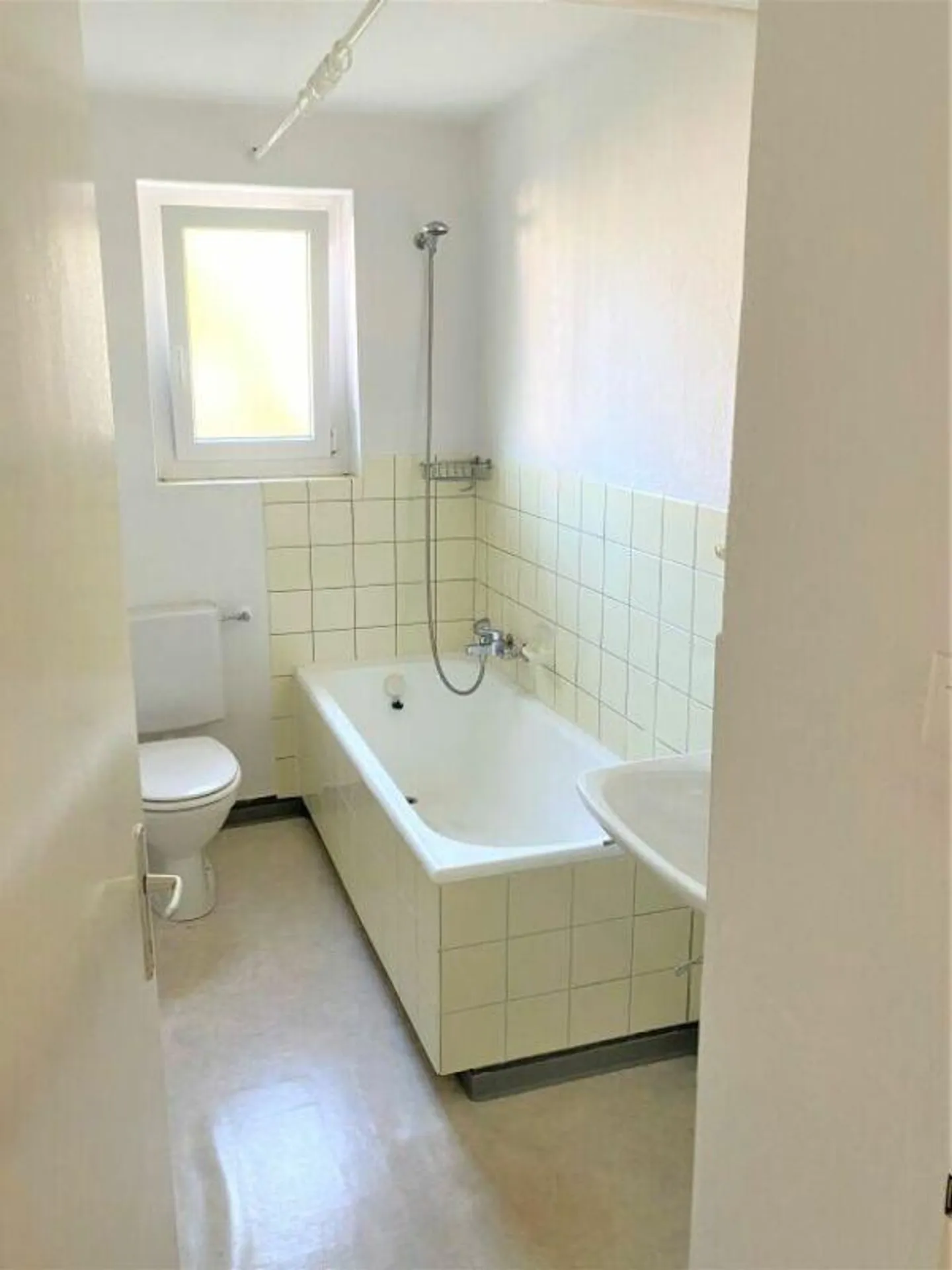 Preiswerte Wohnung mit Balkon im Herzen von Kreuzlingen - Foto 3 di 6