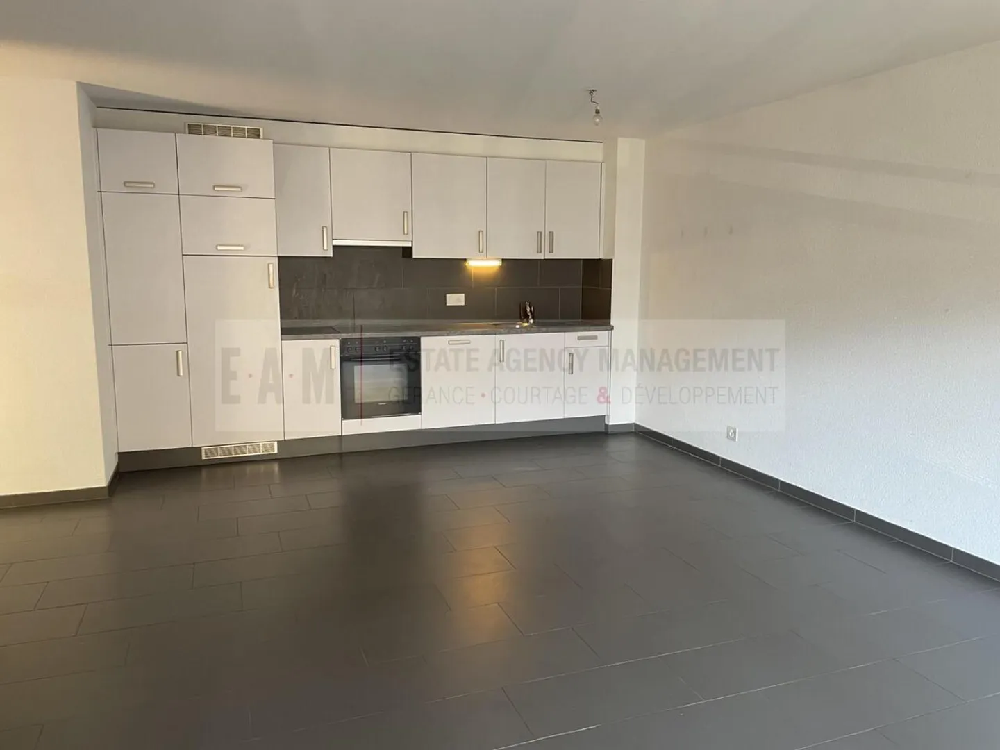 Apartment for rent - Photo 3 of 5