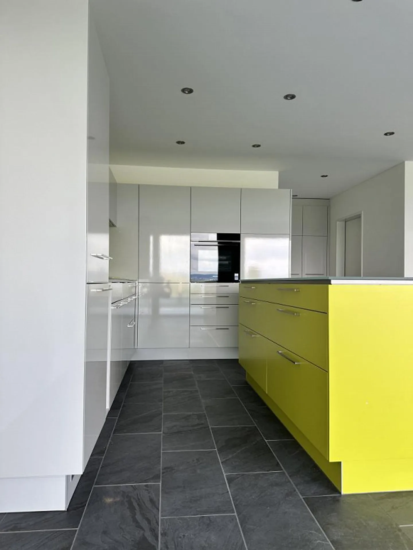 Moderno appartamento attico di 3,5 locali con grande terrazza e vista lago - Foto 6 di 12