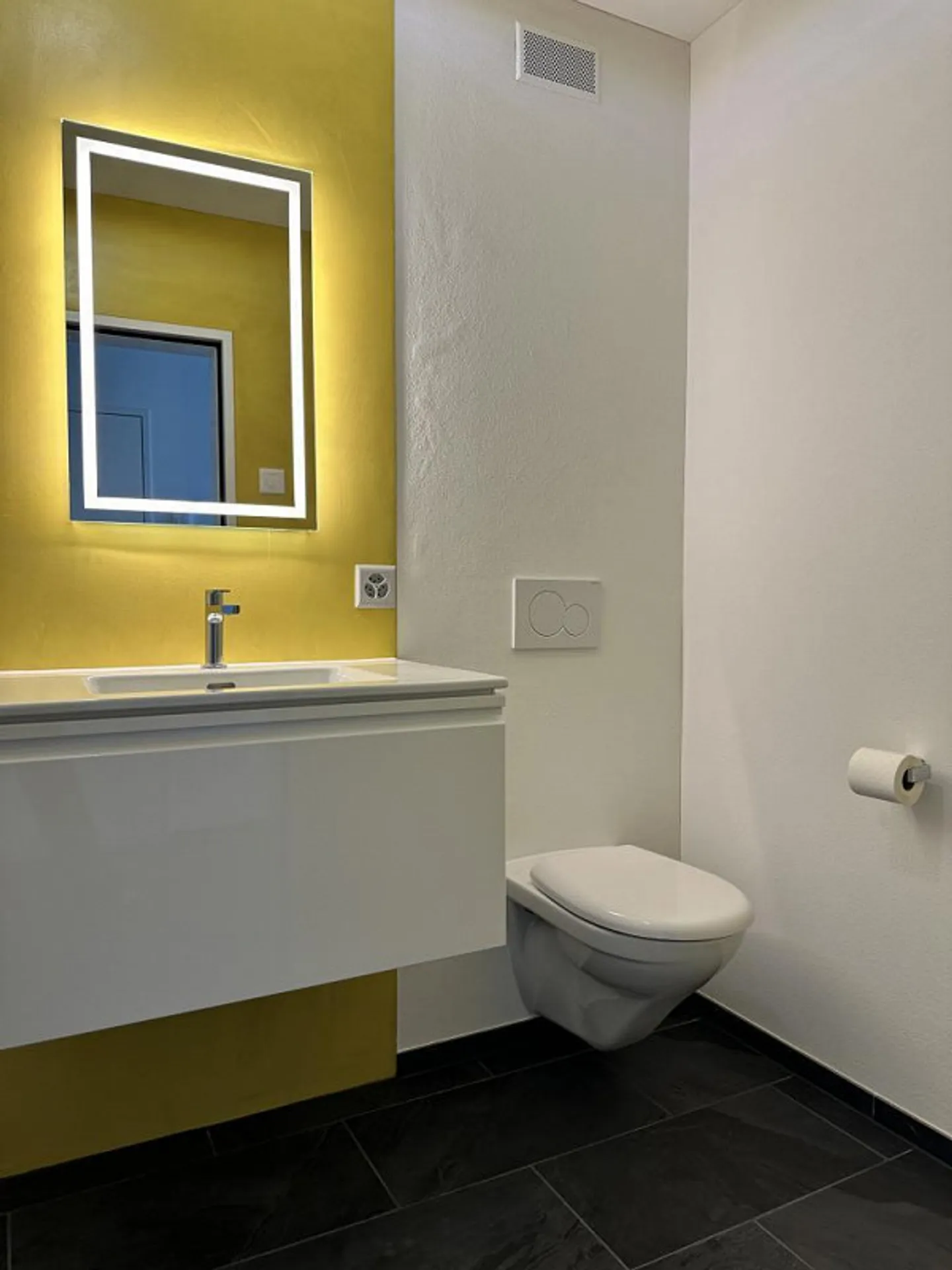 Moderno appartamento attico di 3,5 locali con grande terrazza e vista lago - Foto 7 di 12