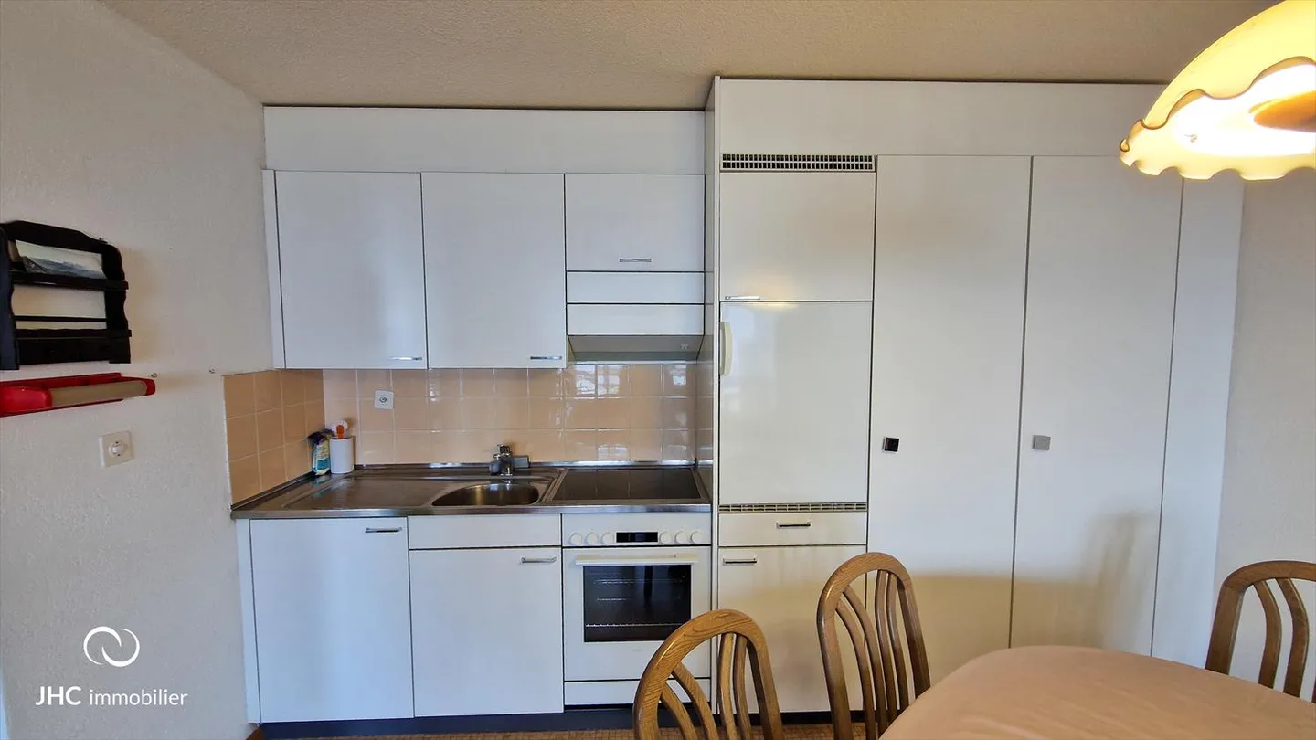 Charming 2.5-room apartment with panoramic view in Randogne - Photo 5 of 8