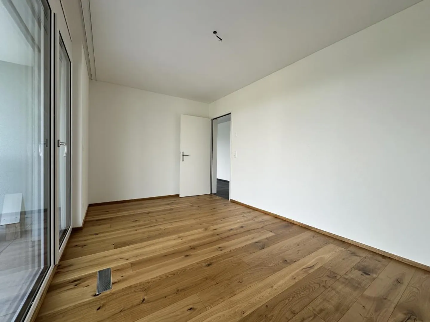 Moderno appartamento attico di 3,5 locali con grande terrazza e vista lago - Foto 8 di 12