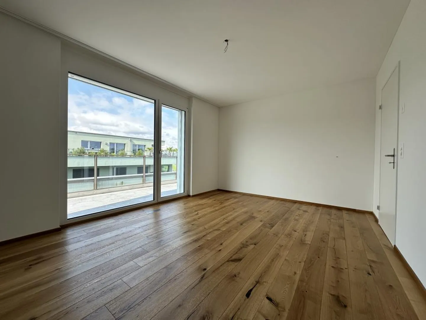 Moderno appartamento attico di 3,5 locali con grande terrazza e vista lago - Foto 9 di 12