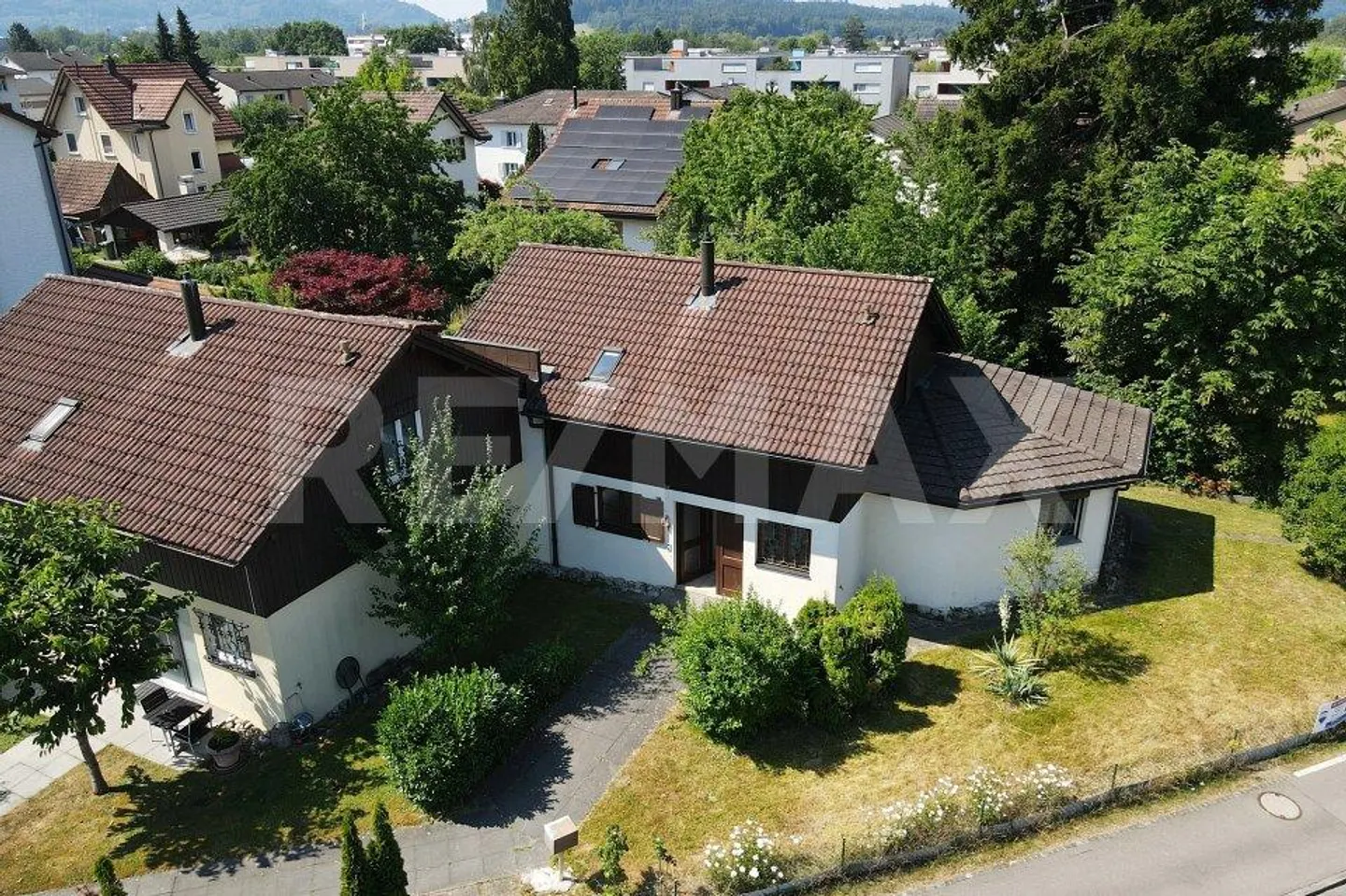 Single-family house with great potential in a well-developed location - Photo 1 of 13