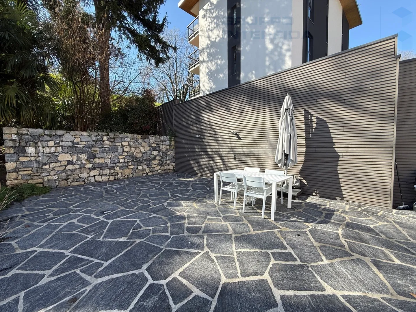 Casa con parco dopo ristrutturazione - Foto 12 di 13
