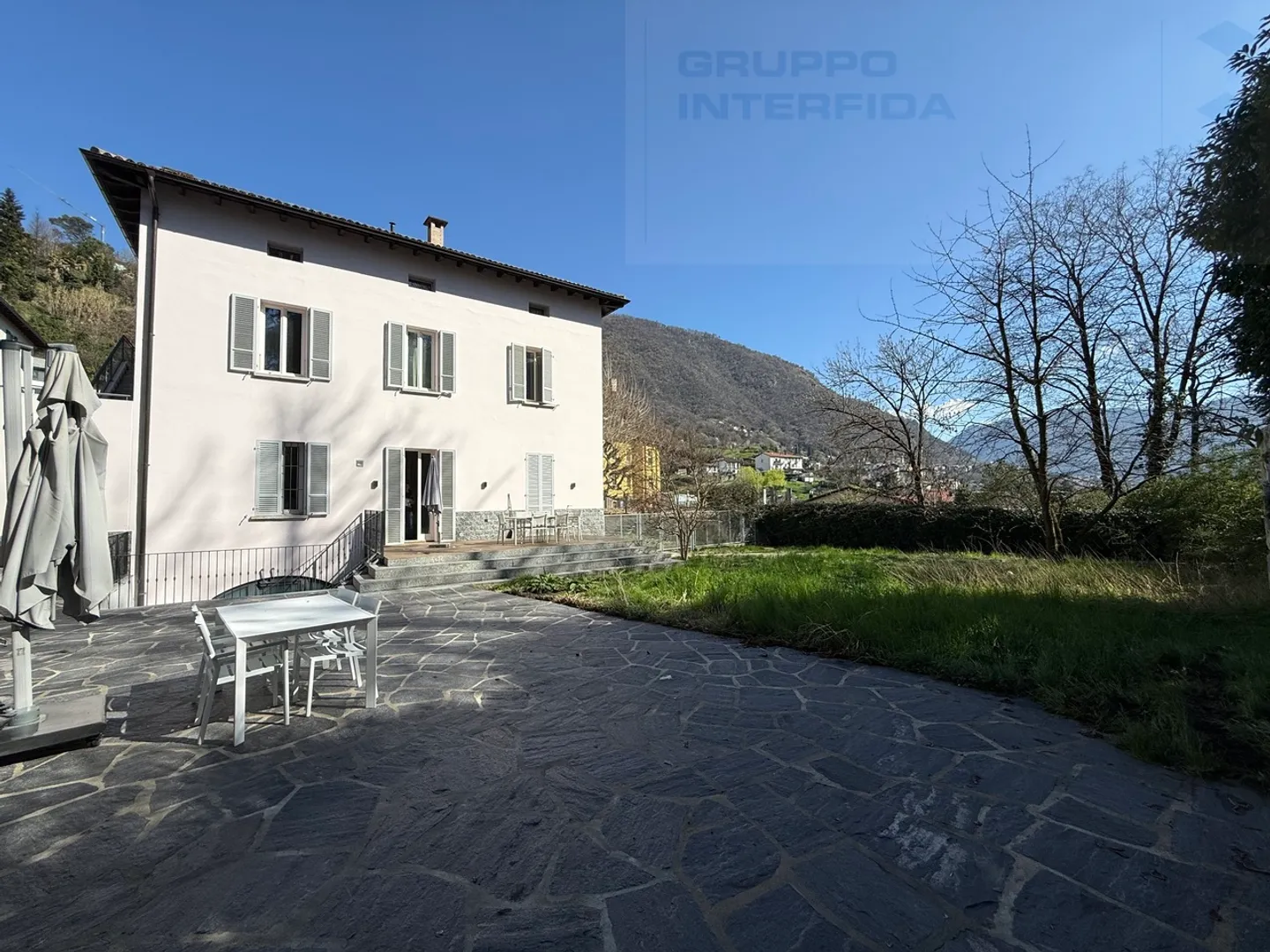 Casa con parco dopo ristrutturazione - Foto 1 di 13