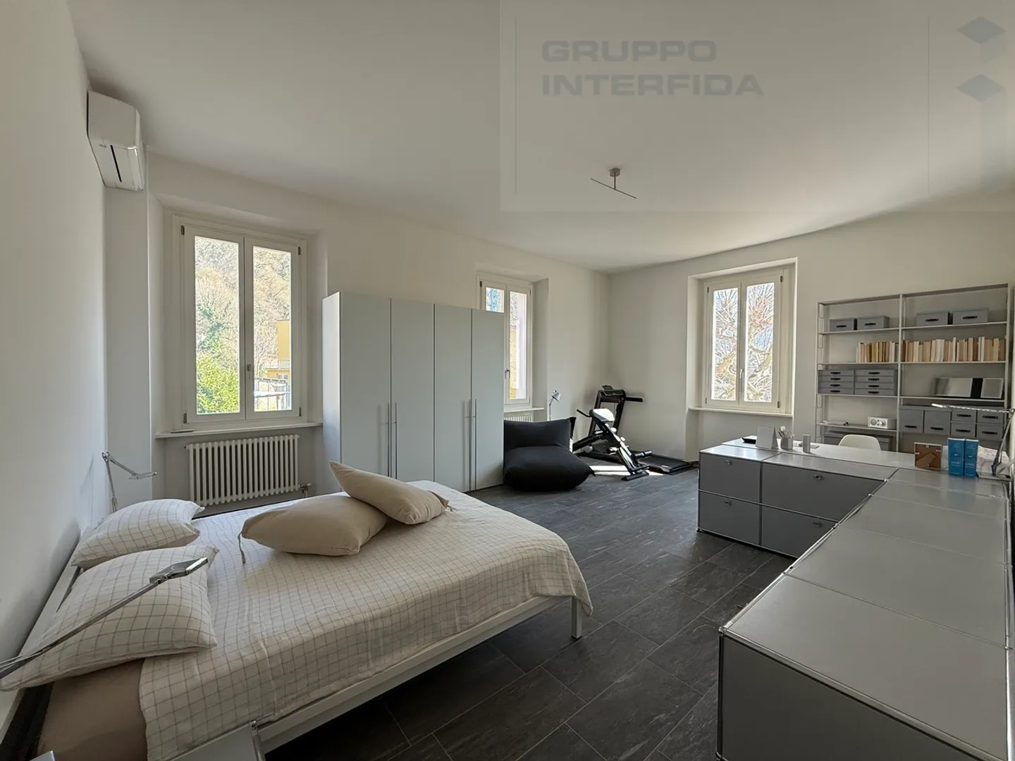 Casa con parco dopo ristrutturazione - Foto 8 di 13