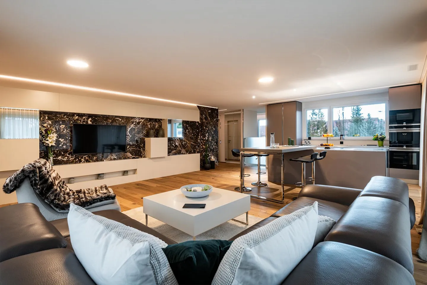 Exclusive penthouse directly at Zurich Airport! - Photo 1 of 8