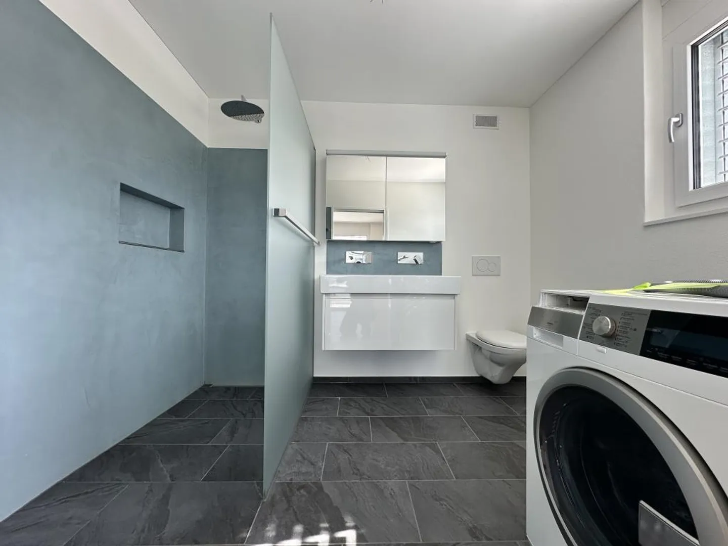 Moderno appartamento attico di 3,5 locali con grande terrazza e vista lago - Foto 11 di 12