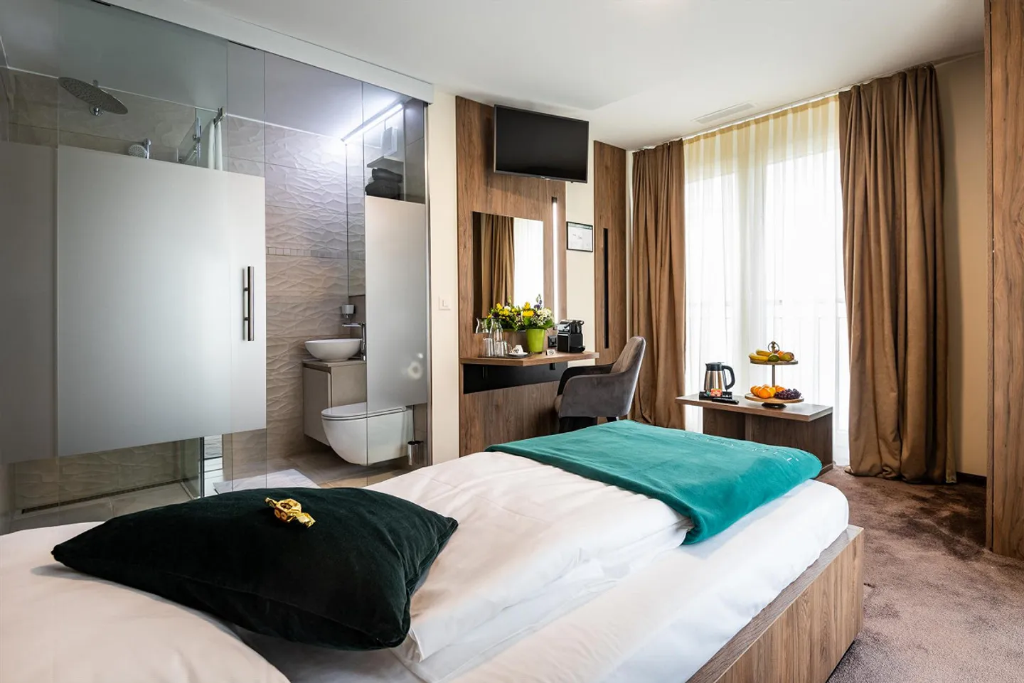 Modern single room with balcony for rent directly at Zurich Airport! - Photo 1 of 2