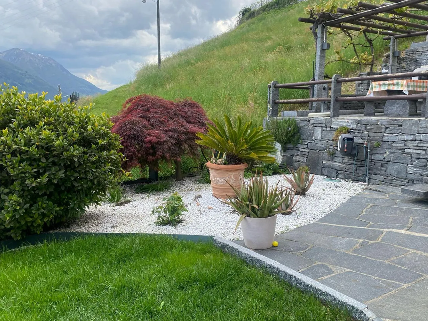 «6 1/2-room villa with garden in a very sunny location with a view / villetta di 6 1/2 locali con giardino molto soleggiata e bella vista» - Photo 28 of 36