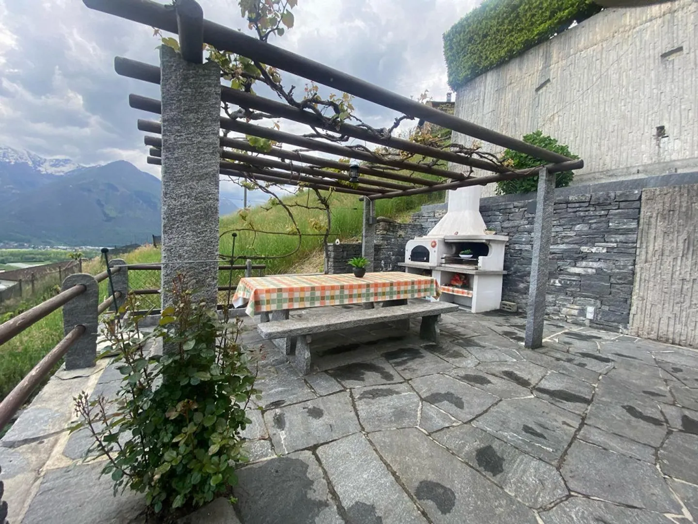 «6 1/2-room villa with garden in a very sunny location with a view / villetta di 6 1/2 locali con giardino molto soleggiata e bella vista» - Photo 29 of 36