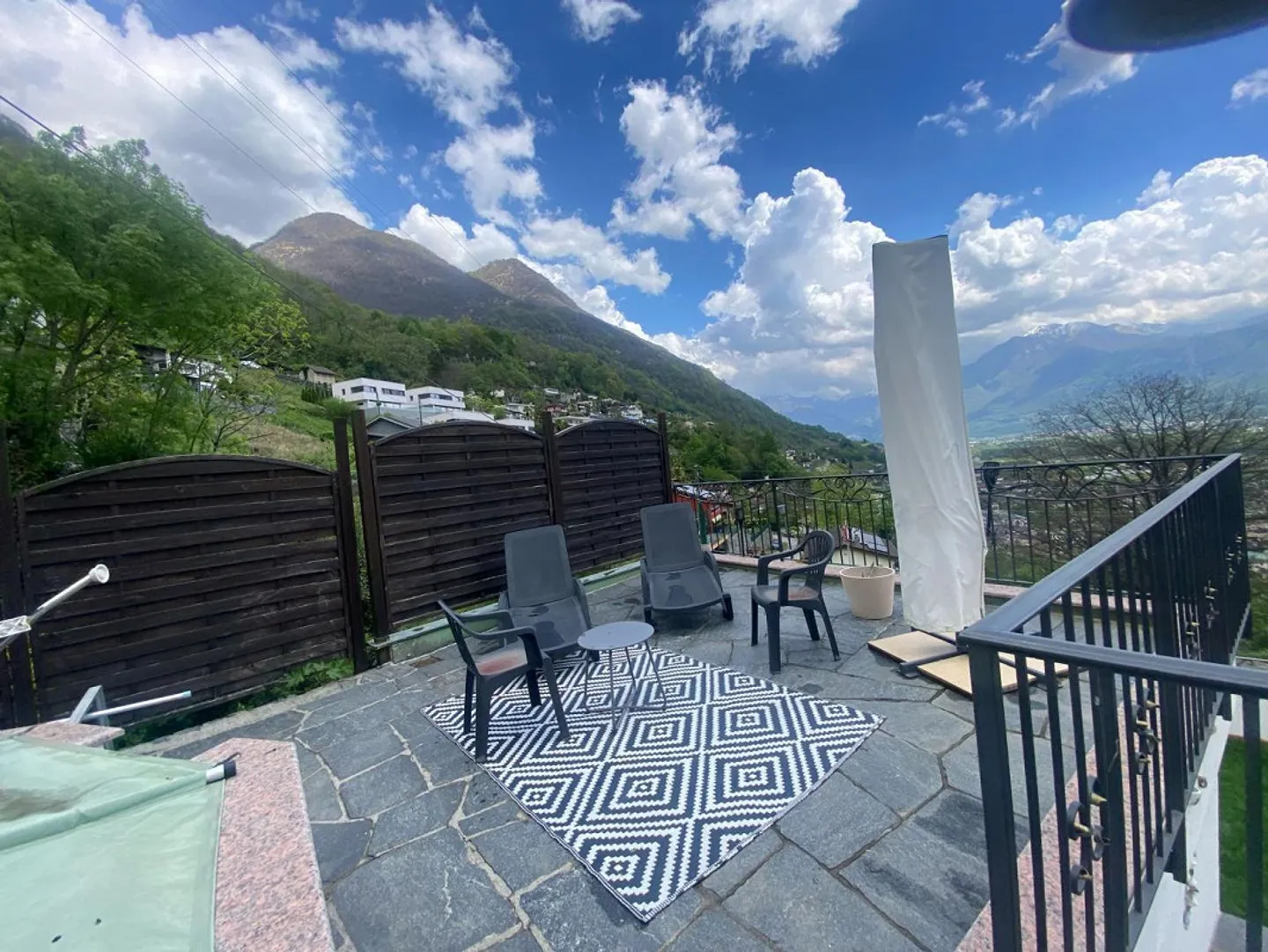 «6 1/2-room villa with garden in a very sunny location with a view / villetta di 6 1/2 locali con giardino molto soleggiata e bella vista» - Photo 30 of 36