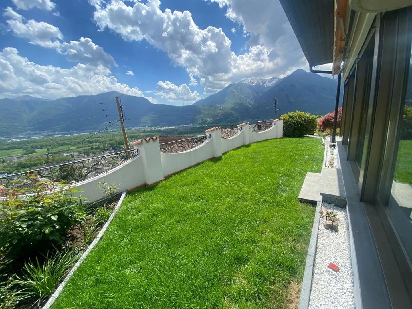 «6 1/2-room villa with garden in a very sunny location with a view / villetta di 6 1/2 locali con giardino molto soleggiata e bella vista» - Photo 31 of 36