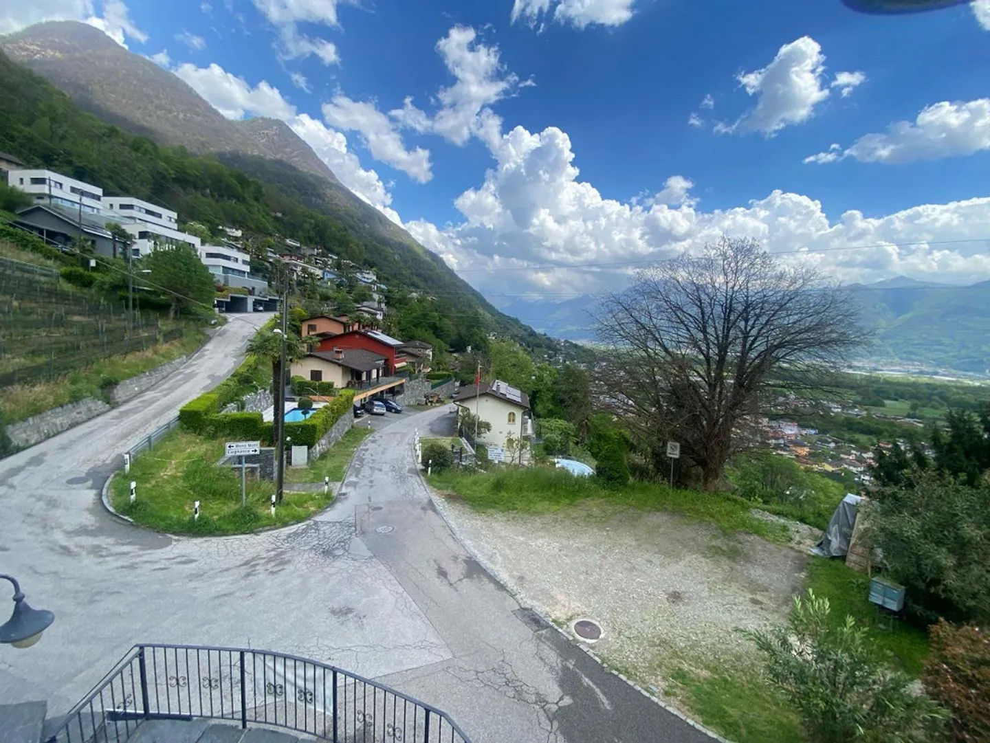 «6 1/2-room villa with garden in a very sunny location with a view / villetta di 6 1/2 locali con giardino molto soleggiata e bella vista» - Photo 32 of 36