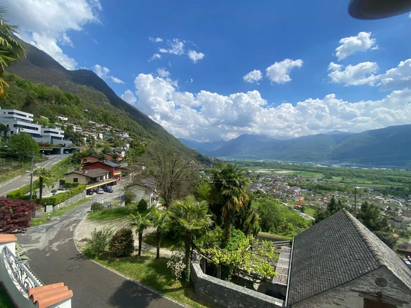 «6 1/2-room villa with garden in a very sunny location with a view / villetta di 6 1/2 locali con giardino molto soleggiata e bella vista» - Photo 33 of 36