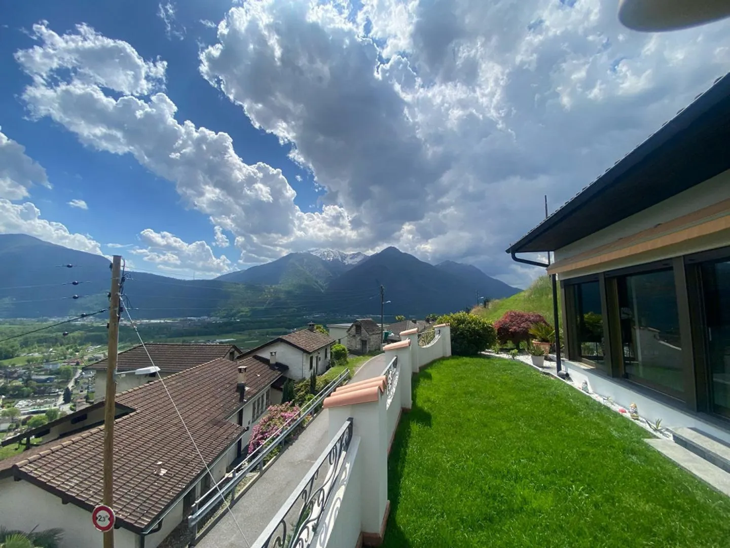 «6 1/2-room villa with garden in a very sunny location with a view / villetta di 6 1/2 locali con giardino molto soleggiata e bella vista» - Photo 34 of 36