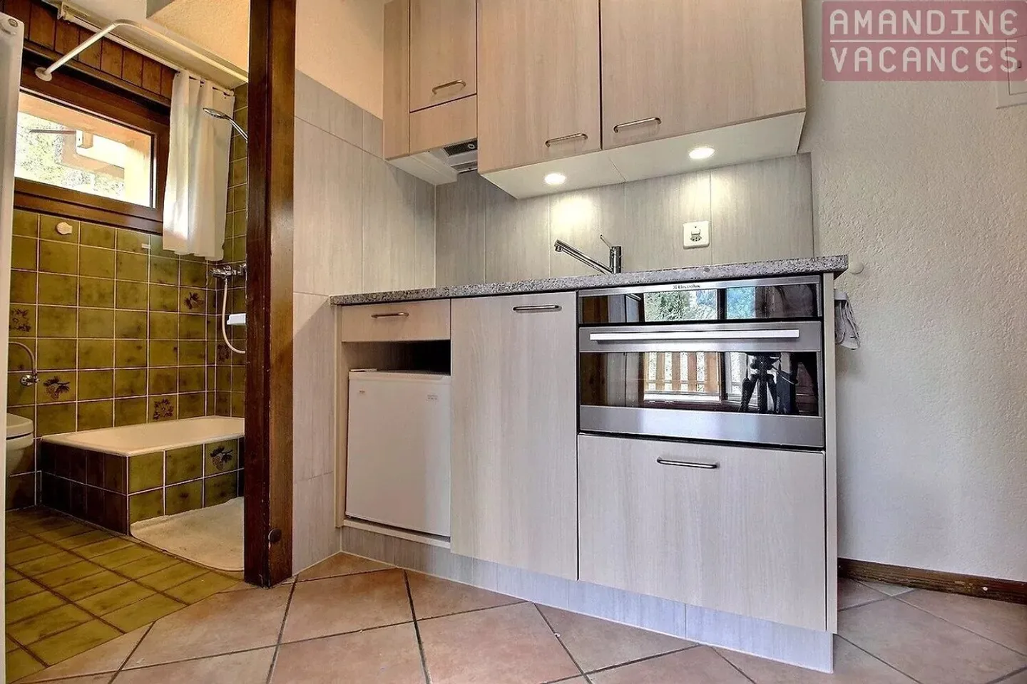 Location annuelle uniquement studio avec vue dégagée - Photo 3 sur 10