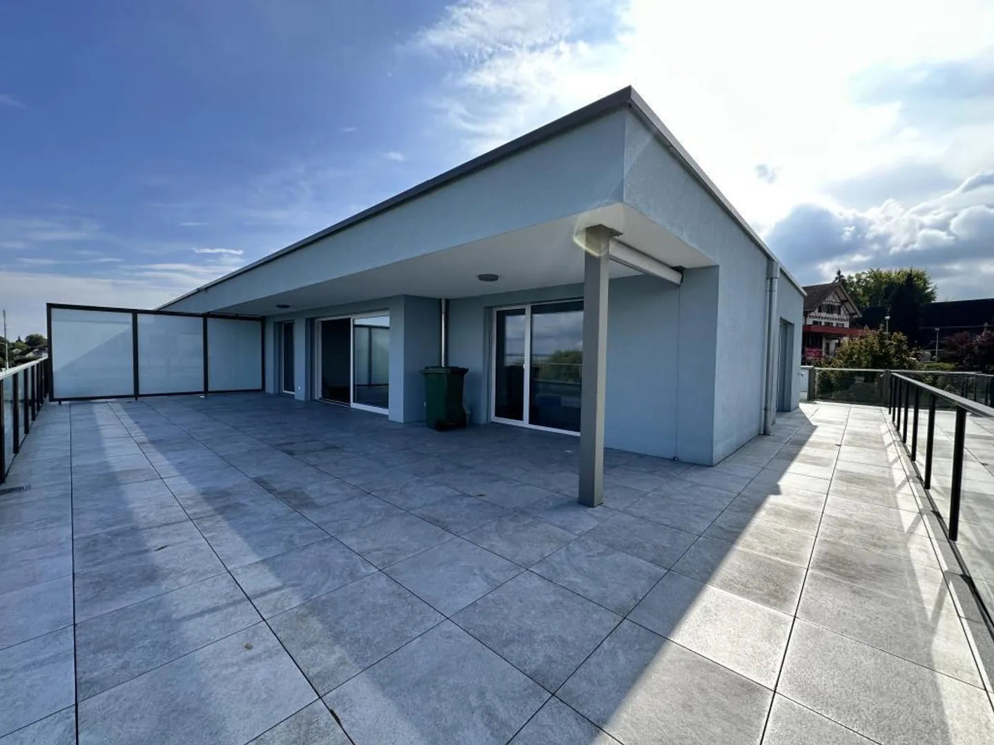 Moderno appartamento attico di 3,5 locali con grande terrazza e vista lago - Foto 12 di 12