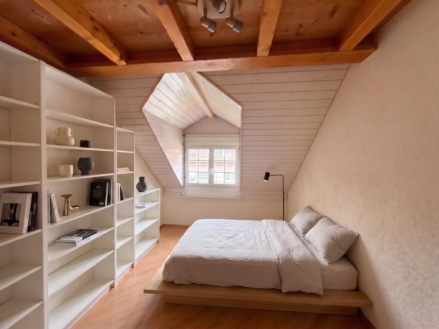 Eine helle Duplexwohnung mit überraschenden Volumen in La Rippe. - Foto 4 von 6