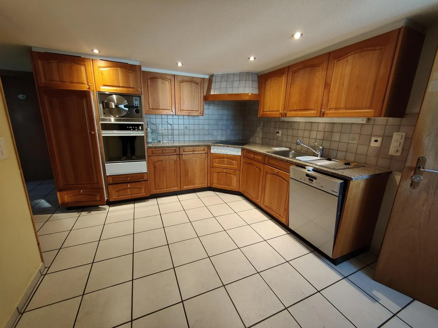 Spacious 3.5 Room Apartment with Various Additional Rooms - Photo 2 of 8