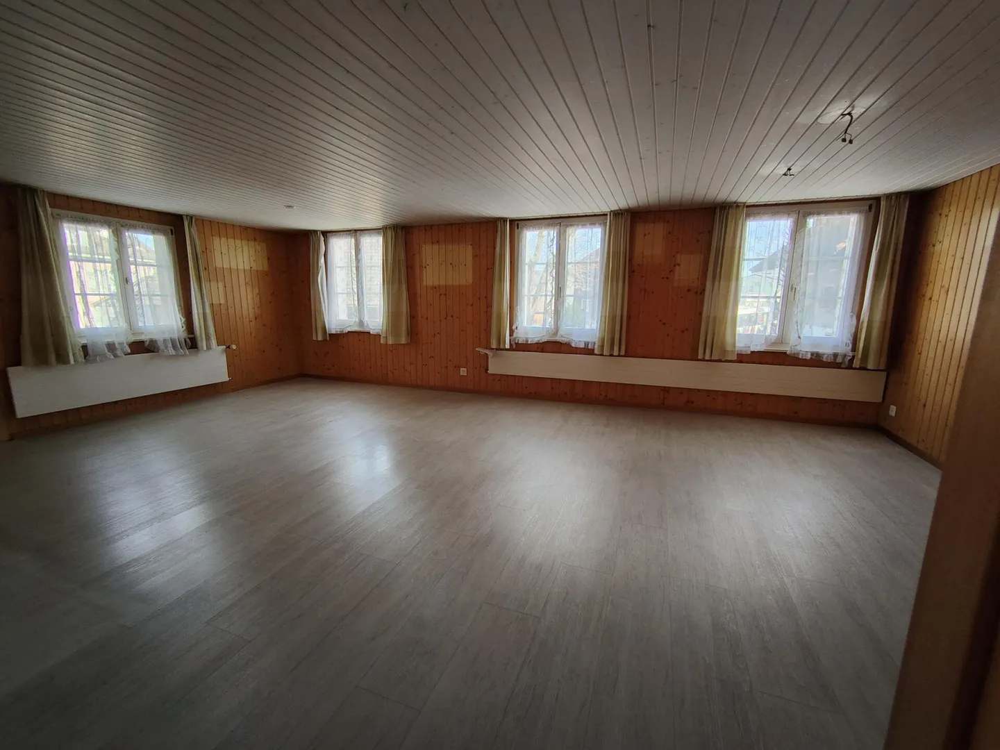 Spacious 3.5 Room Apartment with Various Additional Rooms - Photo 3 of 8