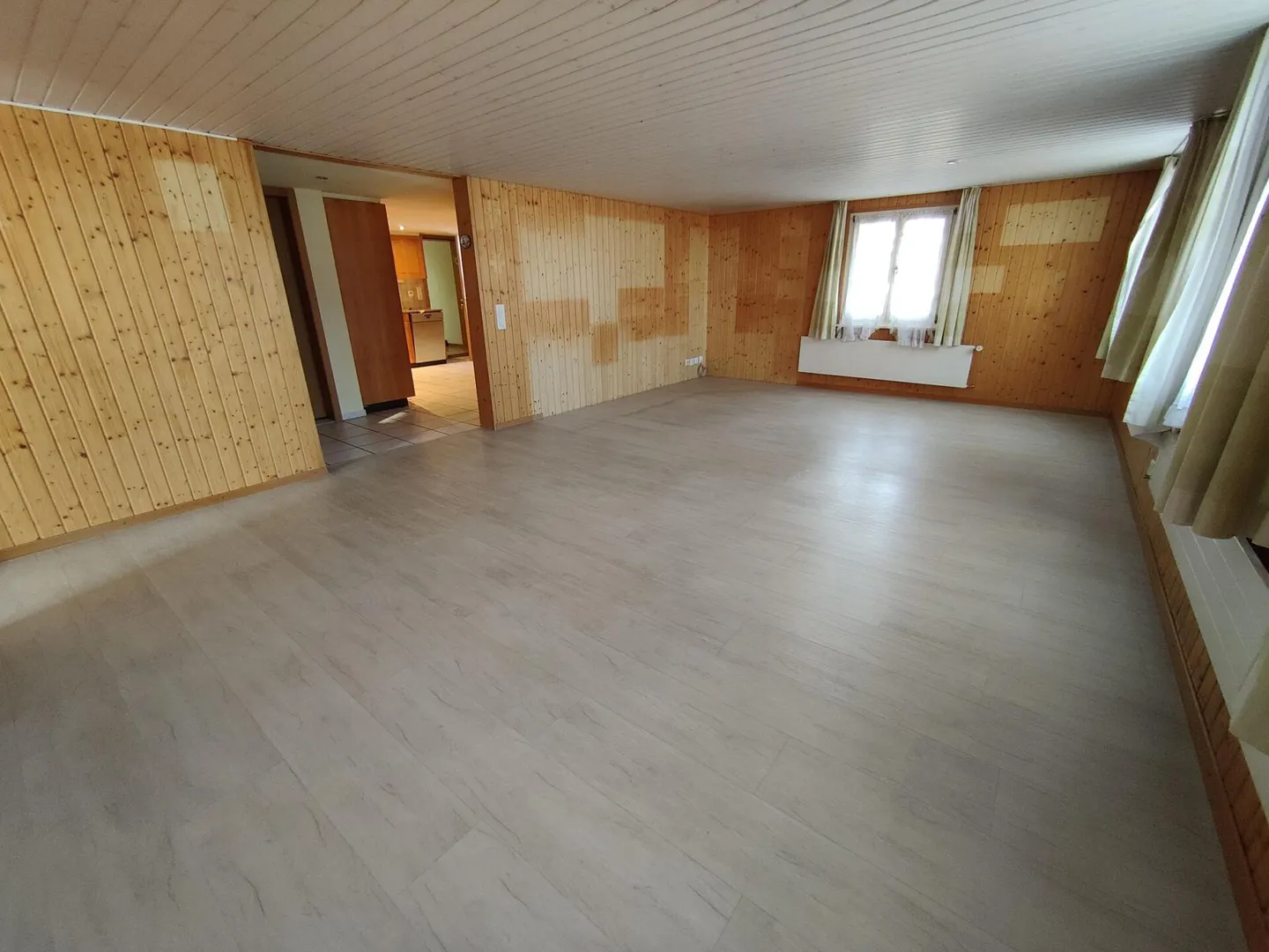 Spacious 3.5 Room Apartment with Various Additional Rooms - Photo 4 of 8