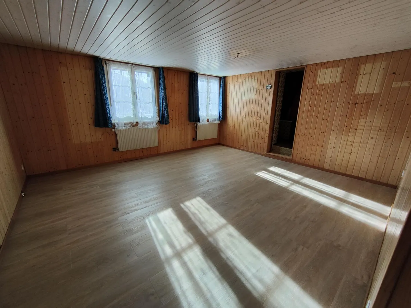 Spacious 3.5 Room Apartment with Various Additional Rooms - Photo 5 of 8