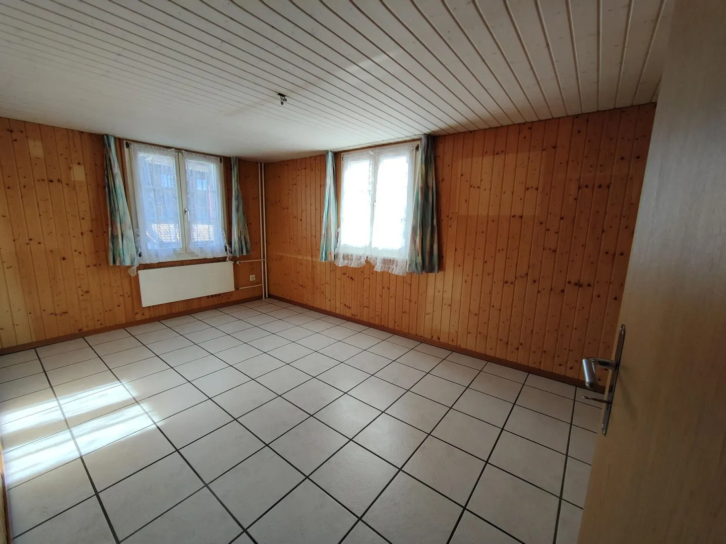 Spacious 3.5 Room Apartment with Various Additional Rooms - Photo 6 of 8